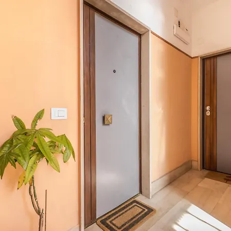 Domus Urbe Piramide Apartment *